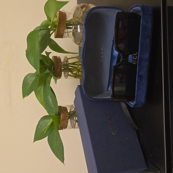 Womens Gucci Sunglasses. Black with case, cleaning cloth and Box - Picture 9 of 9